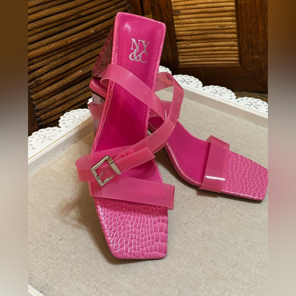 NY&C Pink Lucite Single Band Ankle Strap Faux Alligator Print Sandals. NWout Box